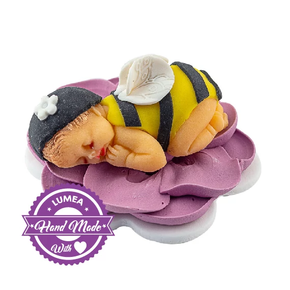 Lumea alvó méhecskés baba egy lila virágon cukormasszából